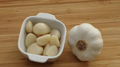 Czosnek podczas karmienia piersią – bezpieczeństwo