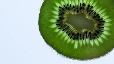 Kiwi podczas karmienia piersią: czy bezpieczne?